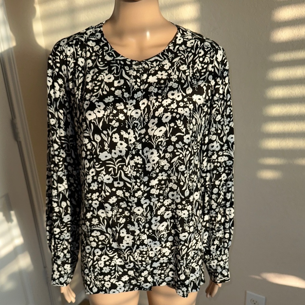 Banana Republic Black and White Floral Blouse Size XL.